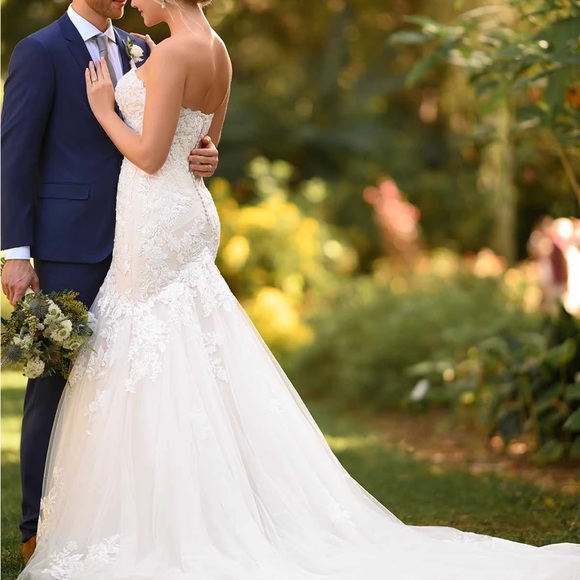 Ivory wedding gown with train - Picture 1 of 13
